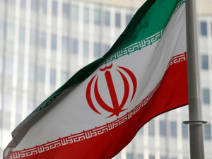 Οι πυρηνικές απειλές της Τεχεράνης εγείρουν παγκόσμιες ανησυχίες ενώ συνεχίζονται οι έρευνες για τον Ραΐσι