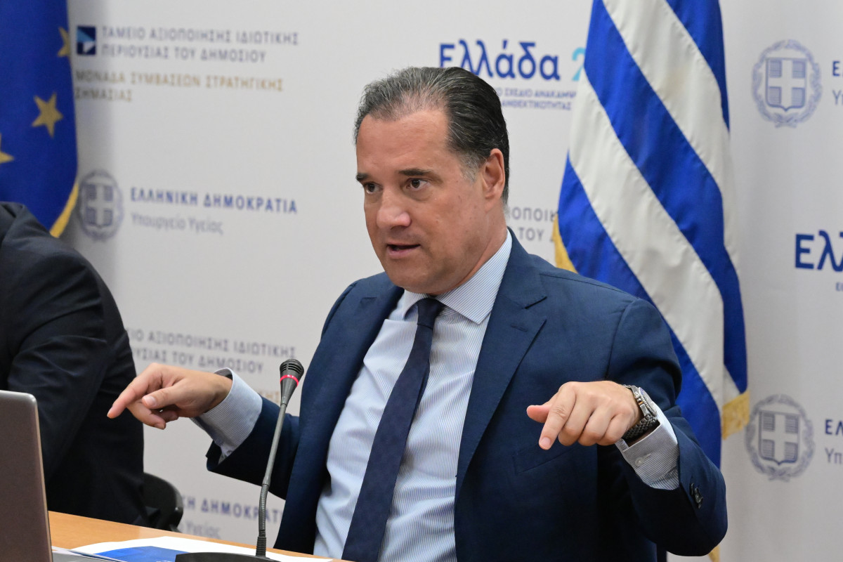 Γιάννης Τριήρης: Τα «βραχιολάκια» της ντροπής