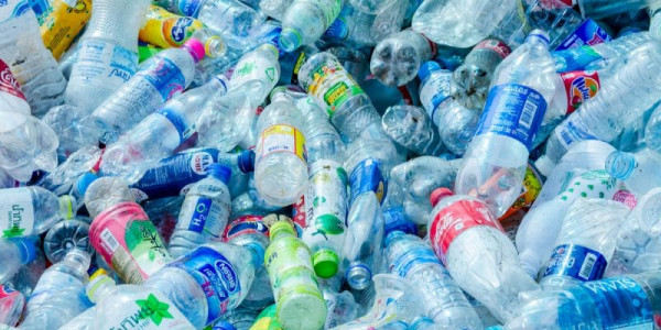 Στα 8 λεπτά το περιβαλλοντικό τέλος από την 1η Ιουνίου 2022 για τα πλαστικά μπουκάλια