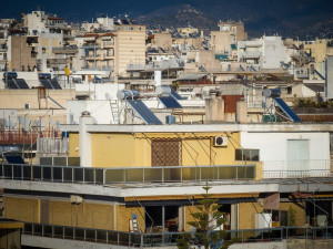 Εξοικονομώ – Ανακαινίζω για νέους: Ποιοι μπορούν να βάλουν από τέντες μέχρι πλακάκια με επιδότηση