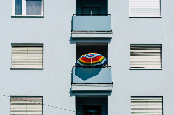 Πόσα λεφτά το μήνα μπορείς να εξοικονομήσεις με φωτοβολταϊκά στο μπαλκόνι, αναλυτικά τα ποσά