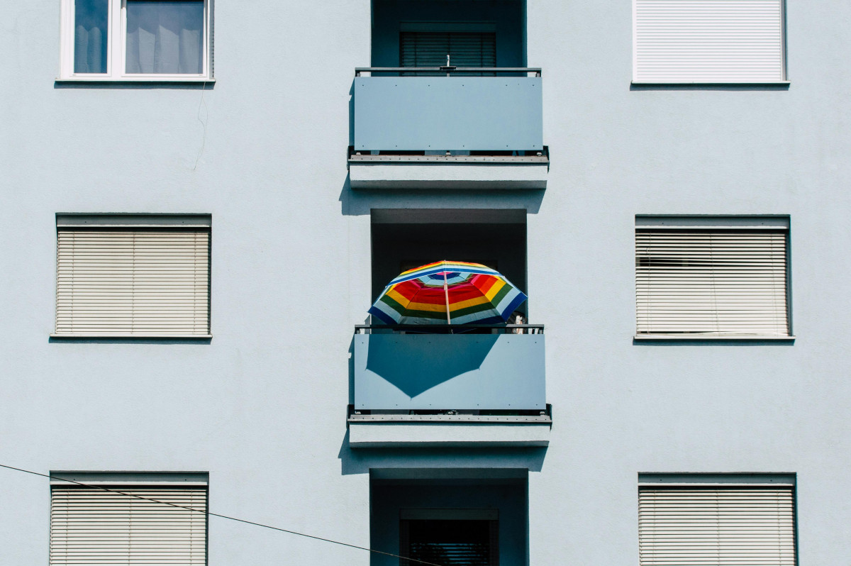 Πόσα λεφτά το μήνα μπορείς να εξοικονομήσεις με φωτοβολταϊκά στο μπαλκόνι, αναλυτικά τα ποσά