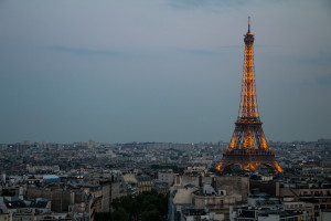Σβήνουν τα φώτα στο Παρίσι σε δημόσια κτήρια και μνημεία