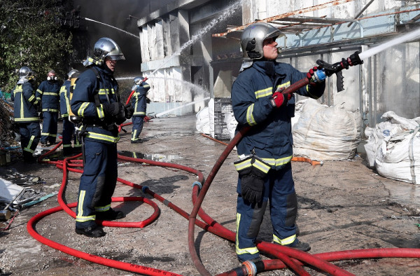 Πυρκαγιά σε εργοστάσιο ανακύκλωσης στη Μάνδρα Αττικής