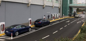 Tesla: Ο πρώτος σταθμός superchargers στην Ελλάδα – Στο Golden Hall