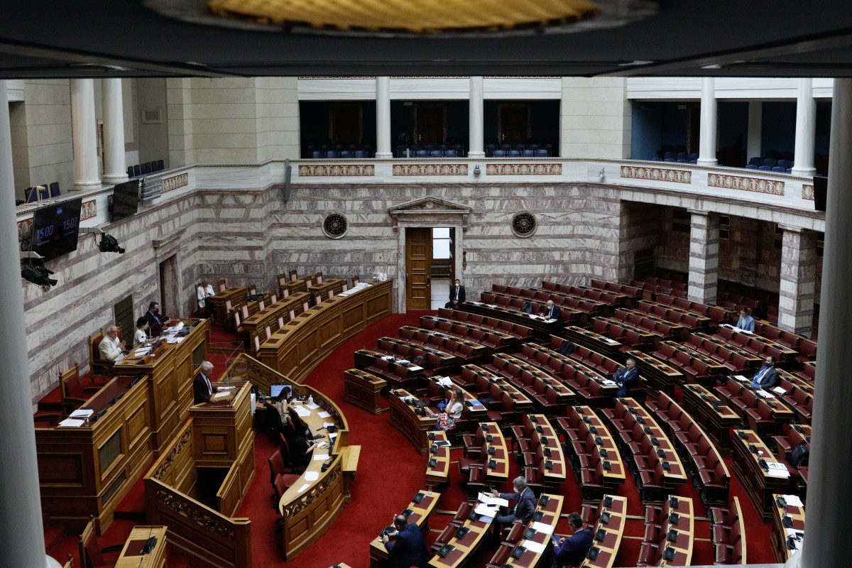 Κατατέθηκε στη Βουλή το νομοσχέδιο του ΥΠΕΝ για την ανάπτυξη των ΑΠΕ και την αναδιοργάνωση της ΡΑΕ