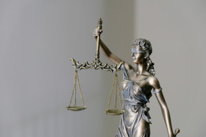 Γιάννης Τριήρης: Μάθαμε να αδιαφορούμε και να τα ανεχόμαστε όλα;