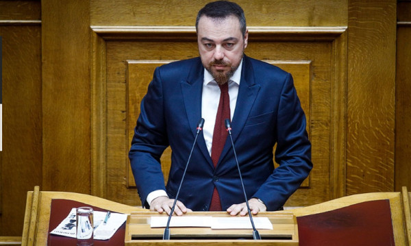 ΠΑΣΟΚ: Ενώ η Ευρώπη εξετάζει φορολογία υπερκερδών στα καύσιμα, η κυβέρνηση προστατεύει τα συμφέροντα και μοιράζει ψίχουλα