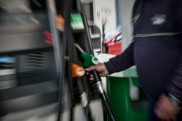 Νοθευμένη βενζίνη σε πρατήριο του Βόλου - Πρόστιμο 130.000 ευρώ στην εταιρεία πετρελαιοειδών