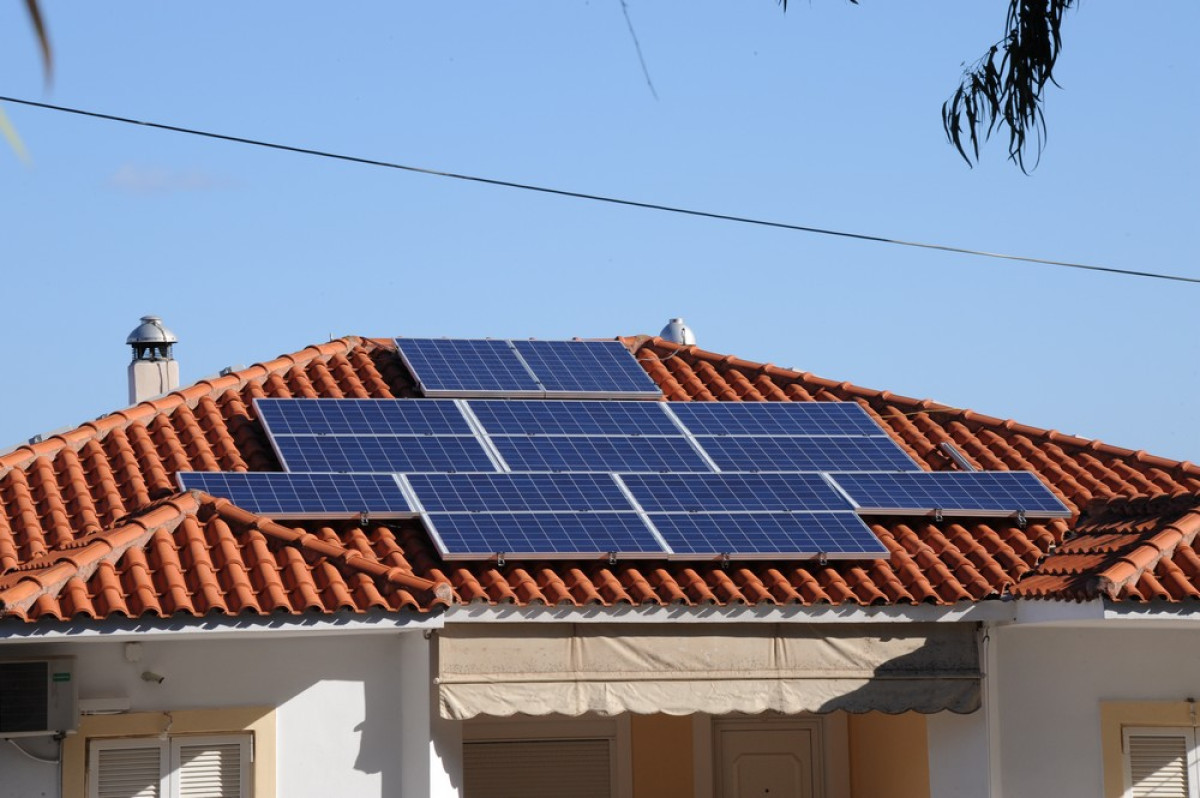 Φωτοβολταϊκά στη στέγη: Το κόστος και το όφελος μετά την επιδότηση