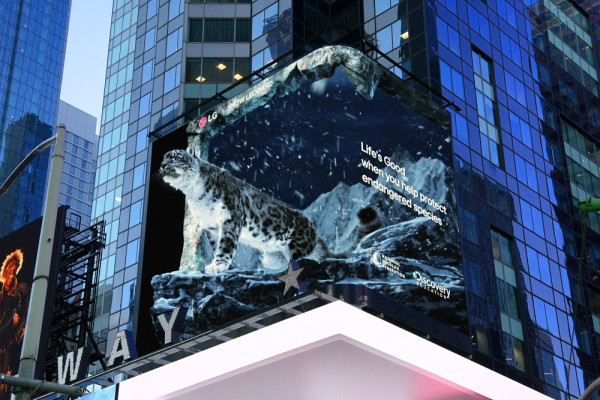 Η LG οργανώνει εκστρατεία για τα απειλούμενα είδη στην Times Square της Νέας Υόρκης