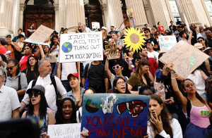 Μέτρα για την αντιμετώπιση της κλιματικής αλλαγής ζήτησαν από τον ΟΗΕ χιλιάδες διαδηλωτές στη Νέα Υόρκη