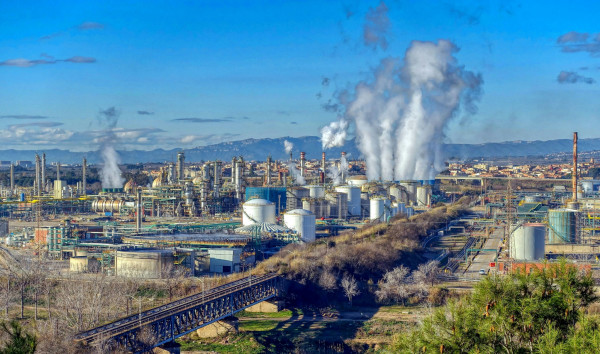 Η Ανσαραλά της Υεμένης λέει πως έπληξε το αεροδρόμιο του Ριάντ, διυλιστήριο της ARAMCO και εγκαταστάσεις στη νότια Σαουδική Αραβία