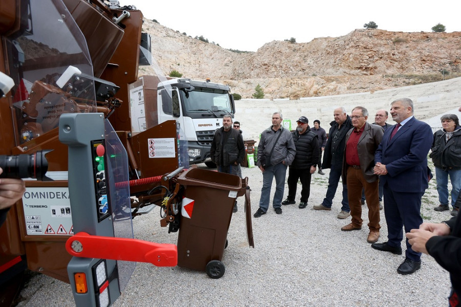 Περιφέρεια Αττικής: Παράδοση απορριμματοφόρων και καφέ κάδων στον Δήμο Πετρούπολης