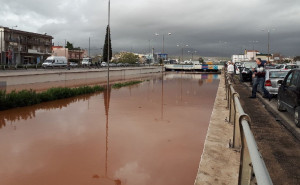 Άρχισε το αντιπλημμυρικό έργο στον χείμαρρο Αγίας Αικατερίνης στη Μάνδρα