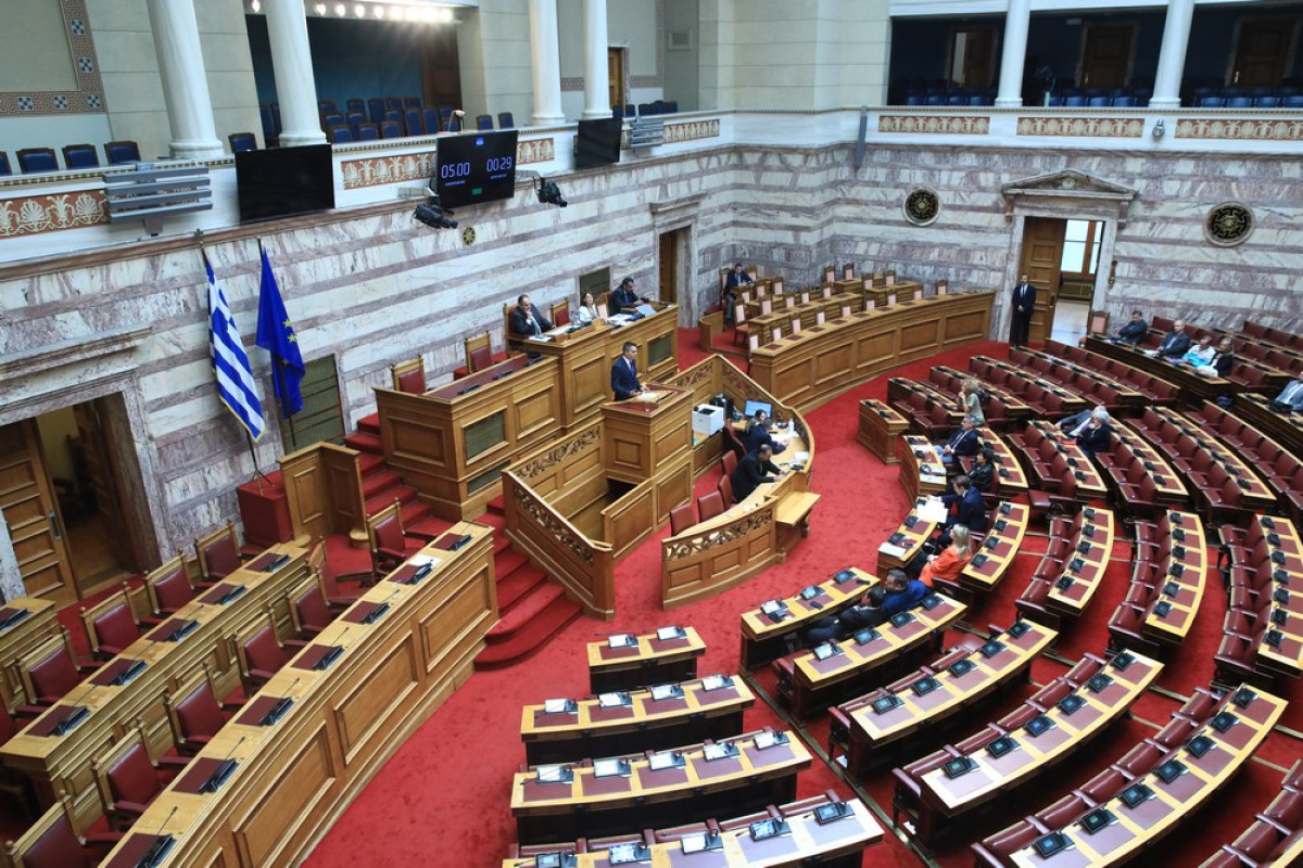 Η σύνθεση της Βουλής ...τρίζει! - Τέσσερις μήνες μετά τις εκλογές!