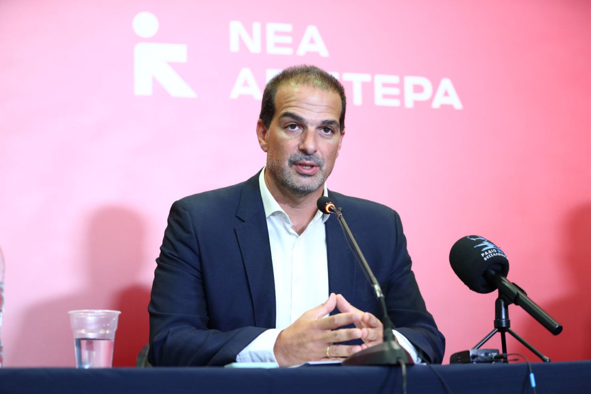 Γαβριήλ Σακελλαρίδης: Μείωση ΦΠΑ στα καύσιμα, αναστολή ΕΦΚ και πλαφόν στα κέρδη των διυλιστηρίων για μείωση τιμών στα πετρελαιοειδή