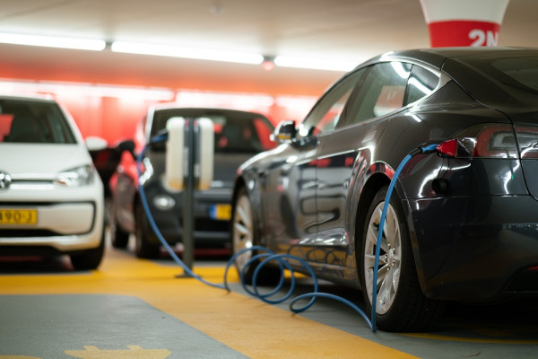 Ευρωκοινοβούλιο: Νέα σημεία ηλεκτρικής φόρτισης αυτοκινήτων μέχρι το 2026