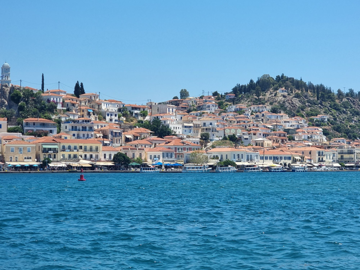 Eco Island: Προχωρούν οι διαδικασίες για τη δωρεά ύψους 11 εκατ. ευρώ των ΗνωμένωνΑραβικών Εμιράτων προς τον Πόρο