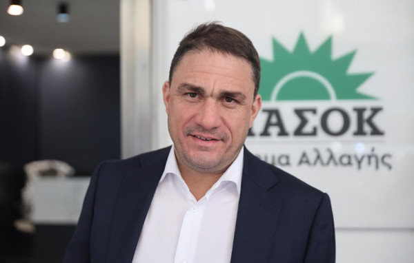 Τσουκαλάς: Η αύξηση των εσόδων του ΦΠΑ από την ακρίβεια στα καύσιμα να επιστρέφει ως ελάφρυνση στον ΕΦΚ