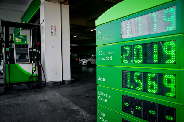 «Νάρκη» ακρίβειας στην αγορά το ράλι των διεθνών τιμών του πετρελαίου