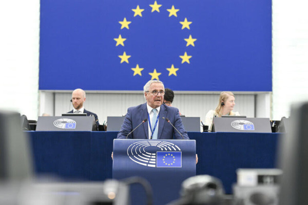 Ο Γ. Μανιάτης με τον S. Séjourné στις εγκαταστάσεις της Metlen για την πανευρωπαϊκή παραγωγή Γαλλίου