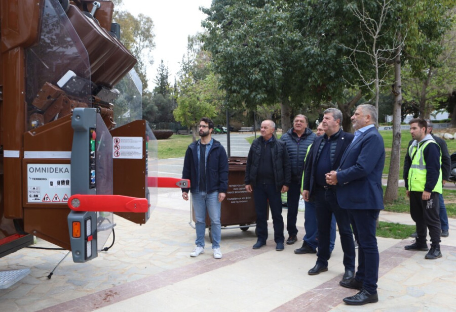 Παράδοση ακόμη 2 απορριμματοφόρων και εξοπλισμού ανακύκλωσης βιοαποβλήτων στον Δήμο Αιγάλεω