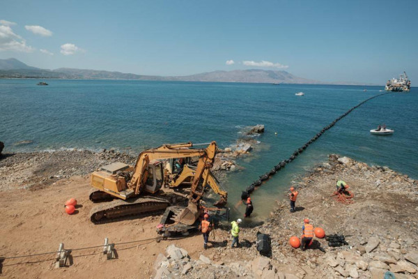 Η Κρήτη ηλεκτρίστηκε για πρώτη φορά με το καλώδιο που τη συνδέει με την Πελοπόννησο