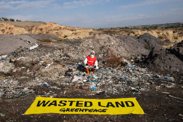 Γιατί η Greenpeace ζητάει δέσμευση για μείωση της παραγωγής πλαστικού κατά τουλάχιστον 75% ως το 2040;