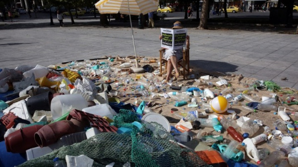 Περιβαλλοντικό μήνυμα από μια ιδιότυπη «κατασκευή» της Greenpeace στο Σύνταγμα