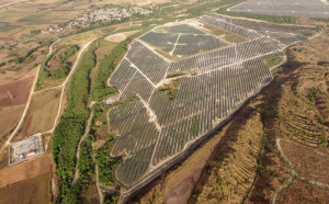 Όμιλος AVAX: Υπογραφή σύμβασης 42,9 εκατ. ευρώ με τη ΔΕΗ Ανανεώσιμες για φωτοβολταϊκό σταθμό στη Μεγαλόπολη