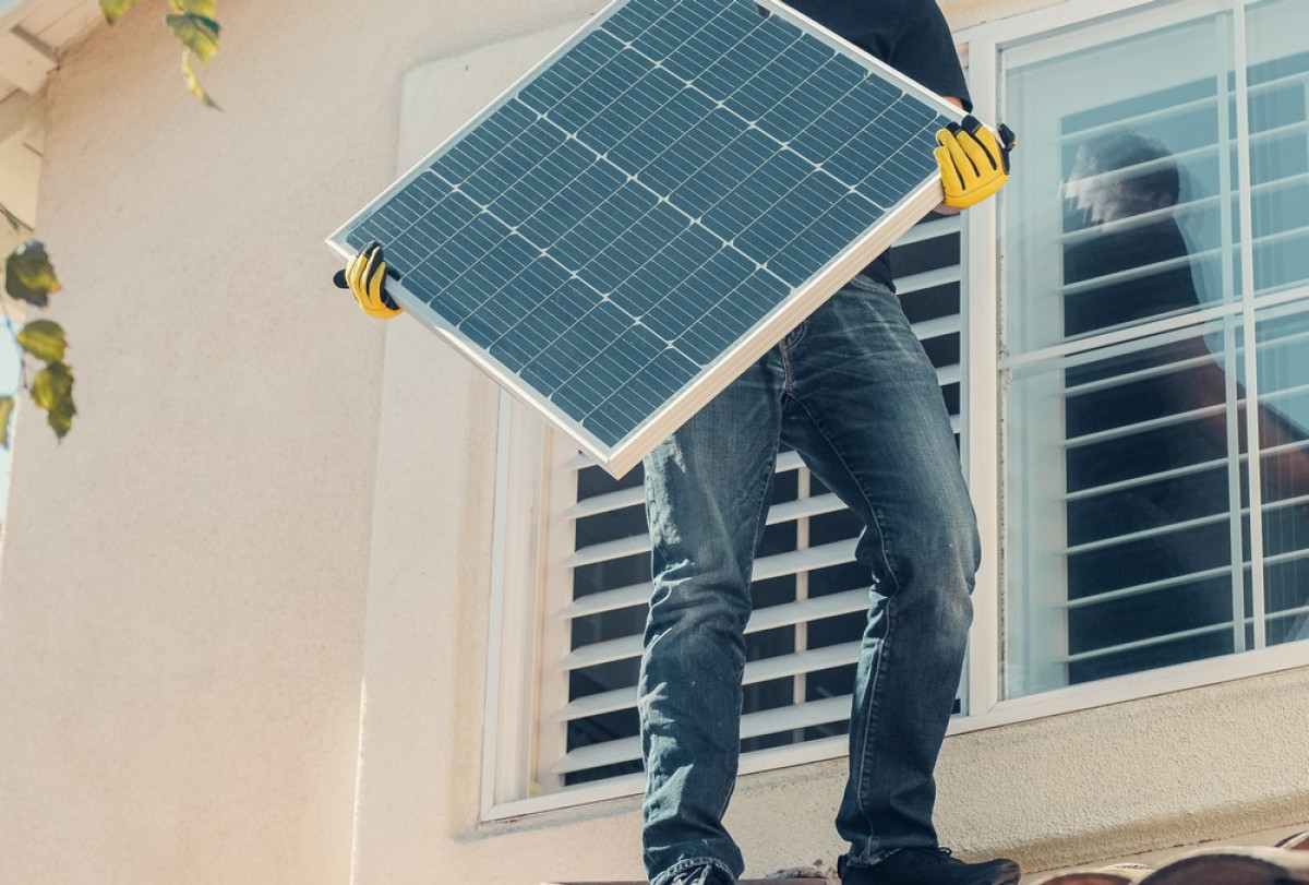 Φωτοβολταϊκά στη στέγη: Στη μάχη οι προμηθευτές ενέργειας