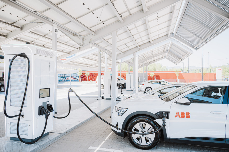 Η ABB E-mobility εγκαινιάζει τη μεγαλύτερη μονάδα παραγωγής γρήγορων φορτιστών DC στην Ιταλία