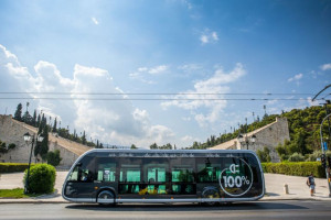 ΔΕΘ 2021 – Το ηλεκτρικό λεωφορείο Irizar ie tram στο περίπτερο του υπουργείου Μεταφορών