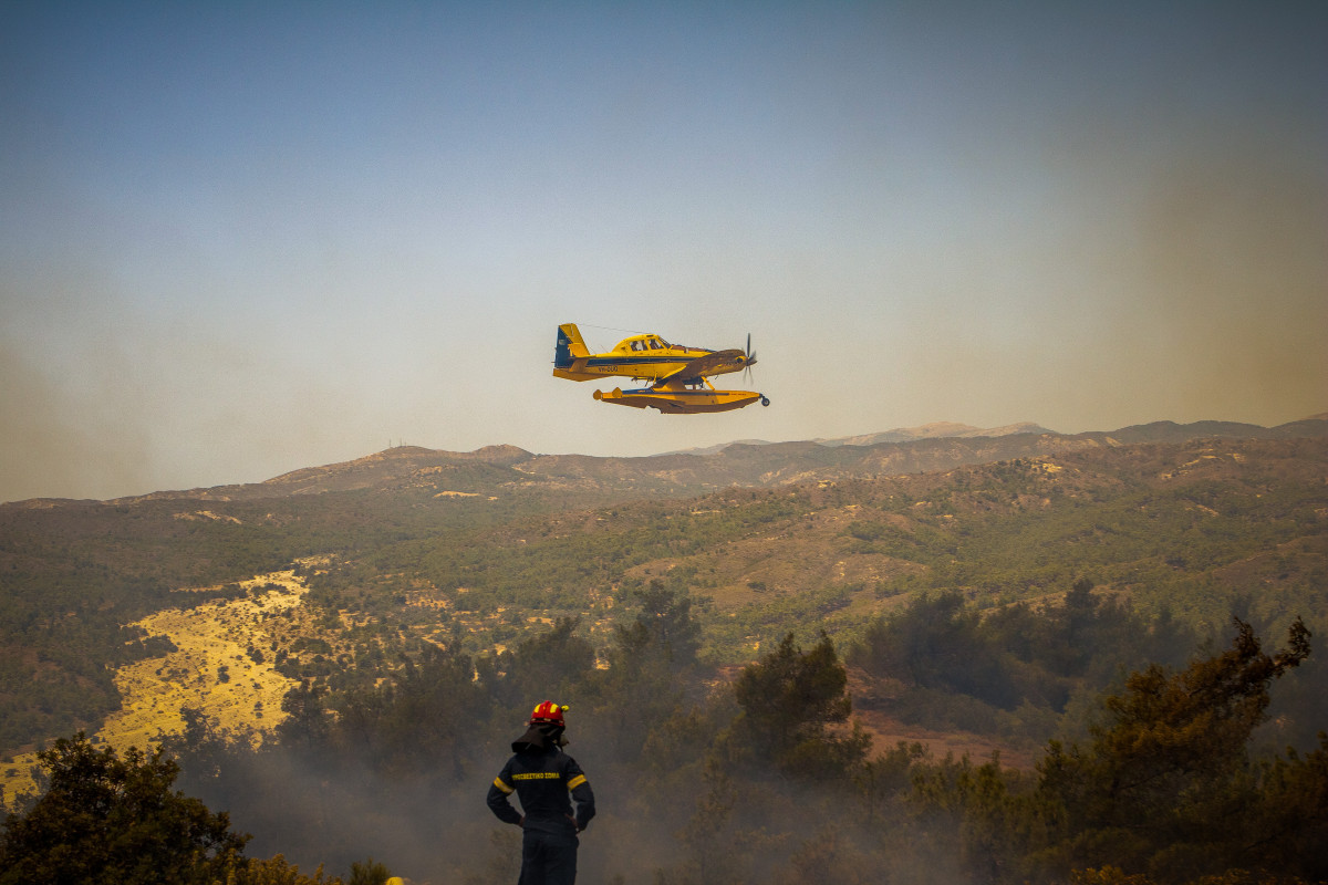 Φωτιά στη Ρόδο: Ο ΔΕΔΔΗΕ σηκώνει drones για να δει τις καταστροφές στο δίκτυο ηλεκτροδότησης