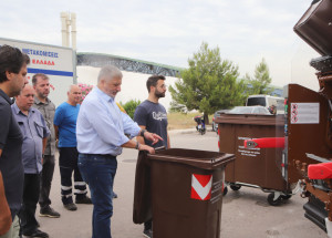 Περιφέρεια Αττικής: Παράδοση 4 απορριμματοφόρων, 900 καφέ κάδων και 60 κάδων ανακύκλωσης στον Δήμο Γαλατσίου