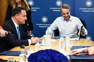 Γιάννης Τριήρης: Τηλέφωνα και βραχιολάκια, όπως φρου φρου και αρώματα