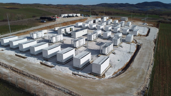 Ηλεκτρίστηκε το «Θεμέλιο», το πρώτο μας έργο αποθήκευσης ενέργειας