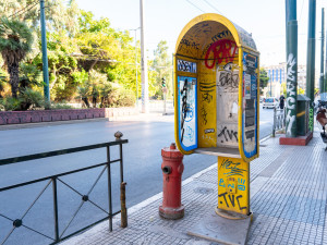 Δήμος Αθηναίων: Απομάκρυνση δεκάδων εγκαταλελειμμένων καρτοτηλεφώνων από τα πεζοδρόμια της Αθήνας
