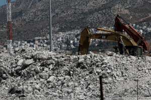 Πετούσαν ανεξέλεγκτα τόνους μπαζών σε γεωτεμάχιο στη Δυτική Θεσσαλονίκη