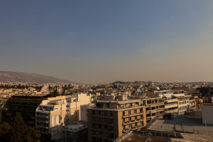 Καύσωνας και πίσω από κλειστές πόρτες