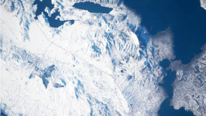 Μία φωτογραφία της χιονισμένης Ελλάδας από τον Διεθνή Διαστημικό Σταθμό, υπενθύμιση για την κλιματική αλλαγή
