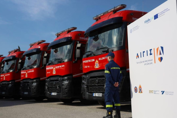 Όμιλος Επιχειρήσεων Σαρακάκη: Παράδοση 10 νέων τρακτόρων Renault Trucks στο Πυροσβεστικό Σώμα