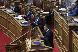 Σκάνδαλο υποκλοπών: Προς ραγδαίες πολιτικές εξελίξεις- Σύγκρουση Μητσοτάκη με Τσίπρα στη Βουλή