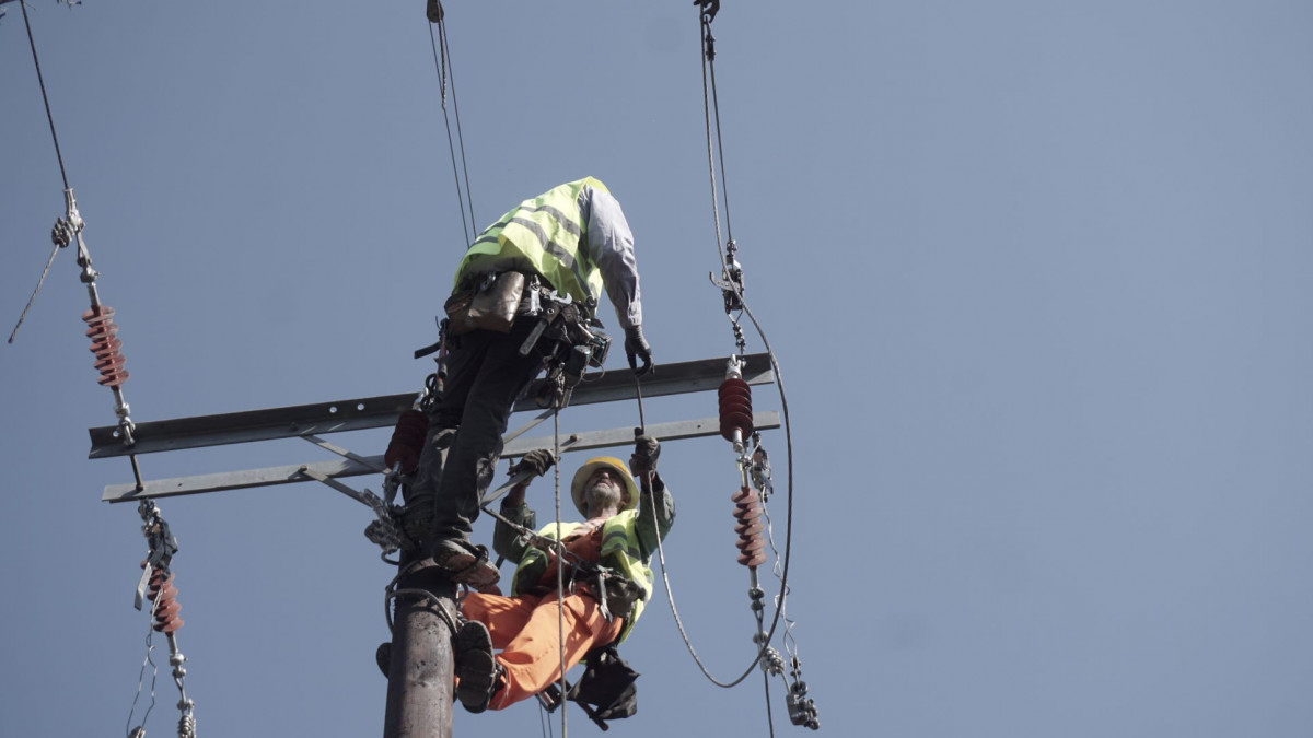 ΔΕΔΔΗΕ: Πως γίνεται η επανηλεκτροδότηση κτισμάτων και εγκαταστάσεων στους πυρόπληκτους