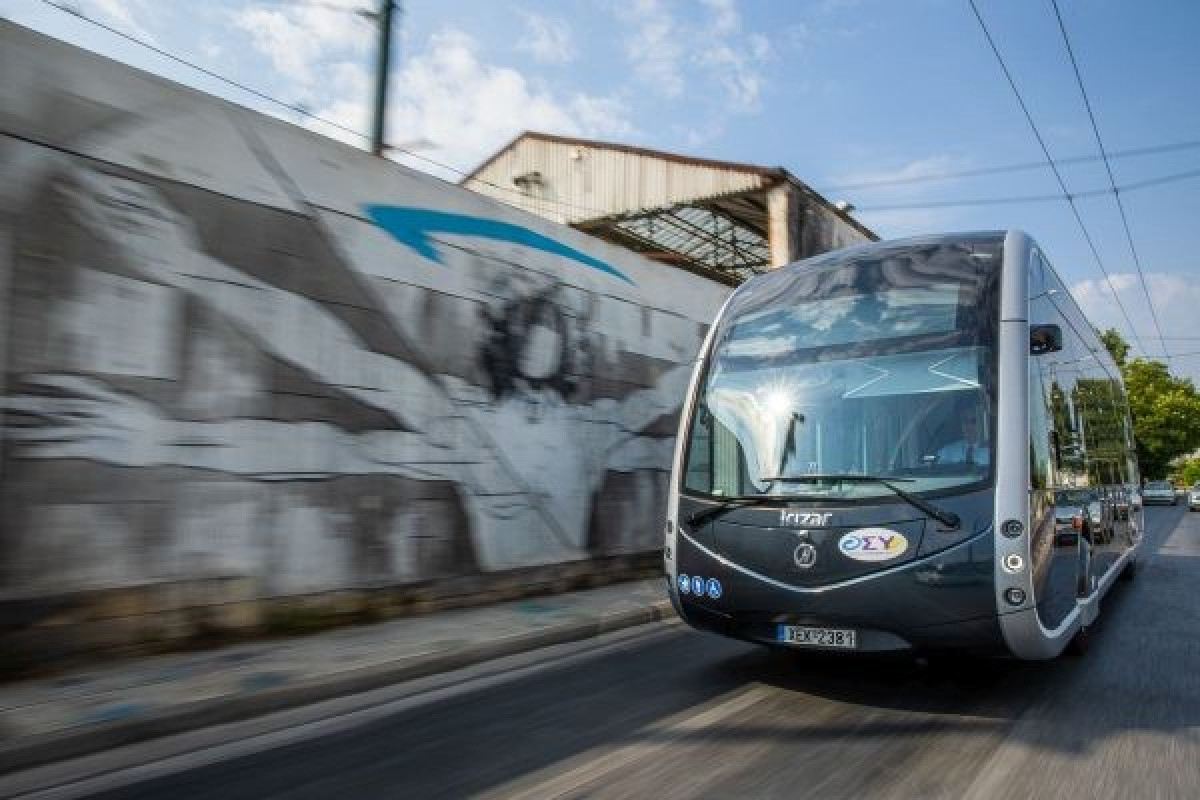 Το ηλεκτρικό λεωφορείο Irizar ie tram στο περίπτερο του Υπουργείου Υποδομών και Μεταφορών στη ΔΕΘ