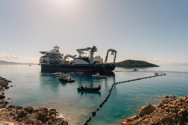 Ολοκληρώθηκε η εγκατάσταση του δεύτερου υποβρύχιου καλωδίου υπερυψηλής τάσης για την ηλεκτρική διασύνδεση Κρήτης-Αττικής