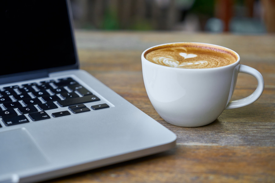 Έπεσε καφές στο laptop; Δείτε πόσες μέρες πρέπει να το αφήσετε να στεγνώσει