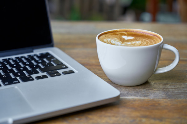 Έπεσε καφές στο laptop; Δείτε πόσες μέρες πρέπει να το αφήσετε να στεγνώσει