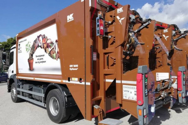 Με την παράδοση εξοπλισμού συλλογής βιοαποβλήτων και κάδων εσωτερικής ανακύκλωσης στον Δήμο Χαλανδρίου, συνεχίστηκε η εφαρμογή του προγράμματος ανακύκλωσης της Περιφέρειας Αττικής